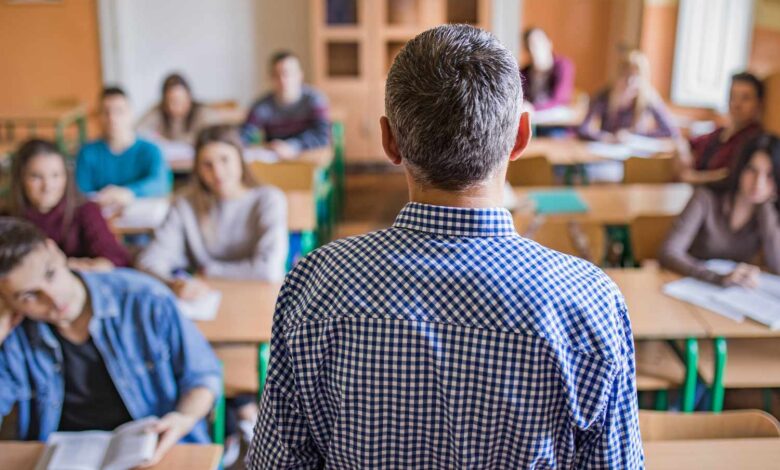 هل يحق للأستاذ الجامعي إغلاق باب القاعة في وجه الطالب المتأخر؟