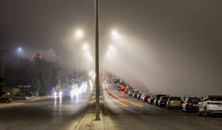 امام محافظ البلقاء  ..  مركبات تسير بعكس اتجاه السير قرب نهاية شارع الستين  