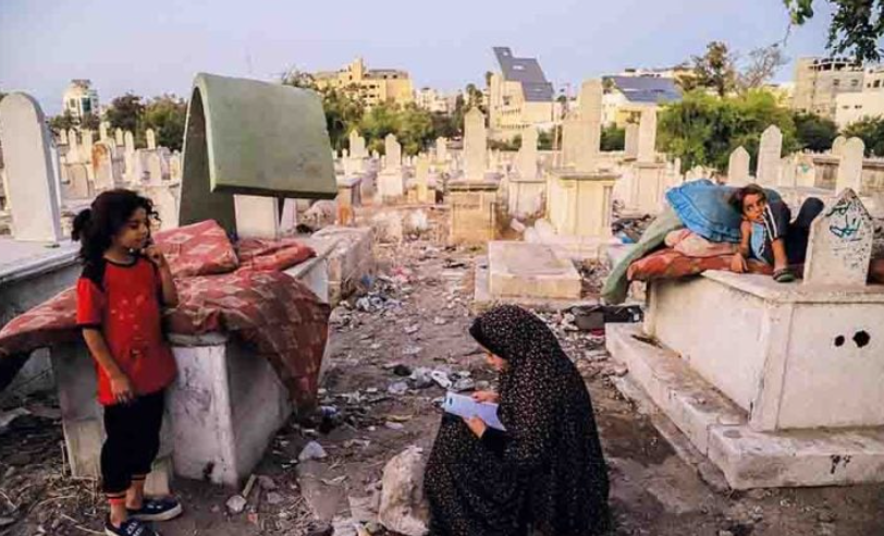 بسبب ضيق الأماكن نازحو غزة ينصبون خيامهم داخل المقابر