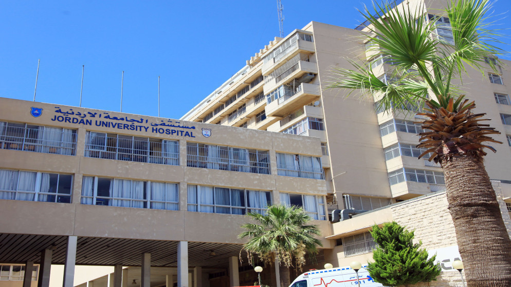إسعاف مقيم عيون بعد إلقاء نفسه من الطابق الرابع في مستشفى الجامعة الأردنية