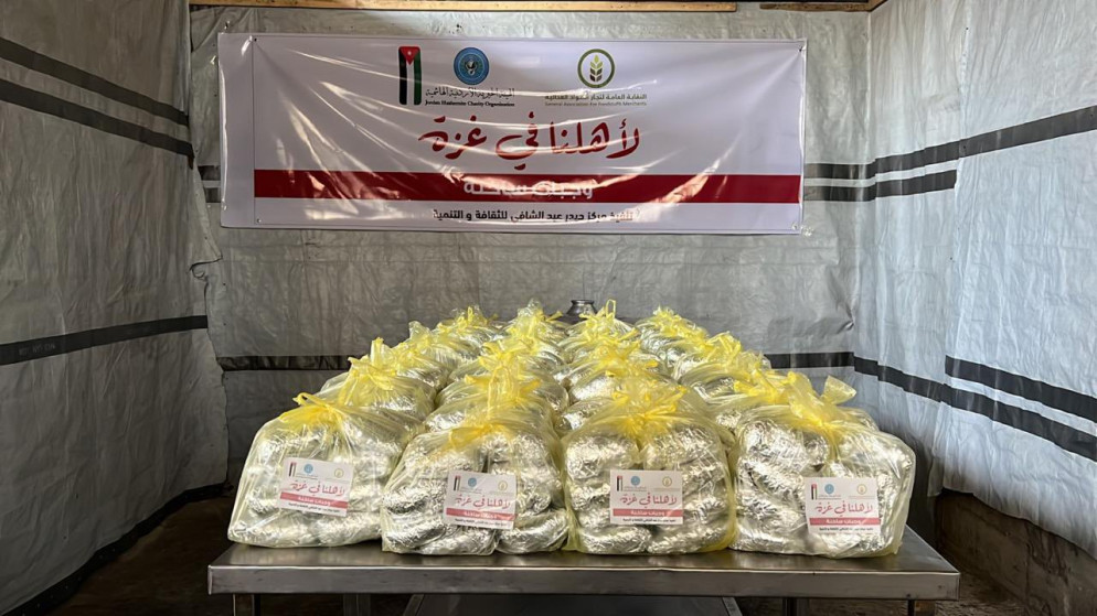 "الخيرية الهاشمية" ونقابة تجار المواد الغذائية توزعان وجبات ساخنة في شمال غزة