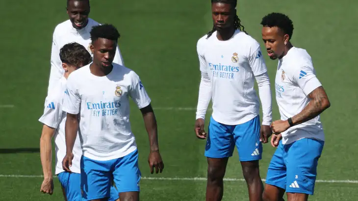 في بيان رسمي ..  نجم ريال مدريد ينفي صلته بانفصال فينيسيوس عن صديقته
