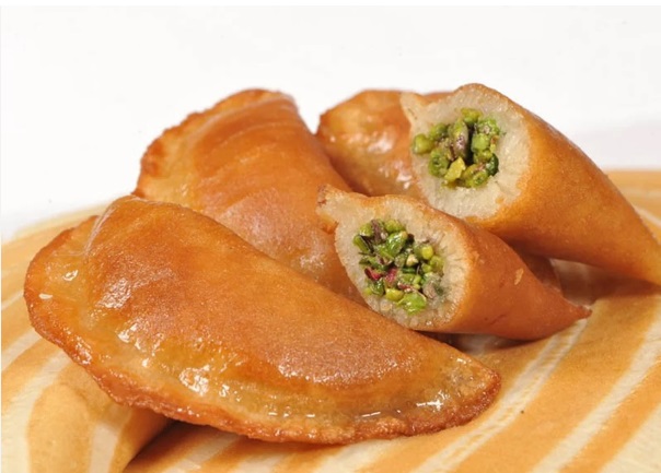 القطايف طبق الحلويات الأكثر شعبية في رمضان 