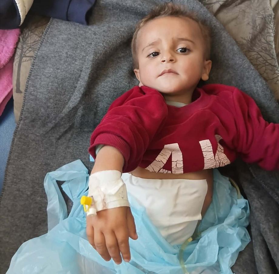 الطفل زين يصارع الموت في غزة بانتظار فرصة علاج خارج القطاع 