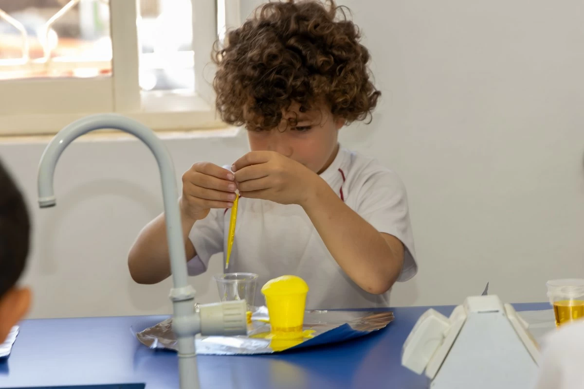 تربويون: المختبر الميداني ..  استراتيجية تعليمية تصنع الطالب الباحث