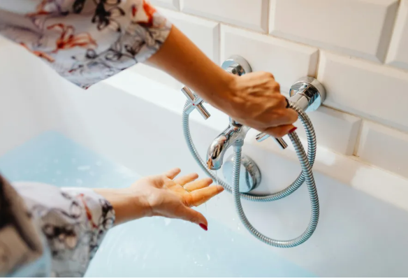 متى تستخدمين الماء الساخن في التنظيف المنزلي؟ إليك الدليل