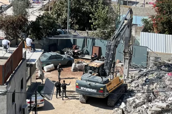 الاحتلال يجبر المواطنين على إخلاء منازلهم في زواتا غرب نابلس
