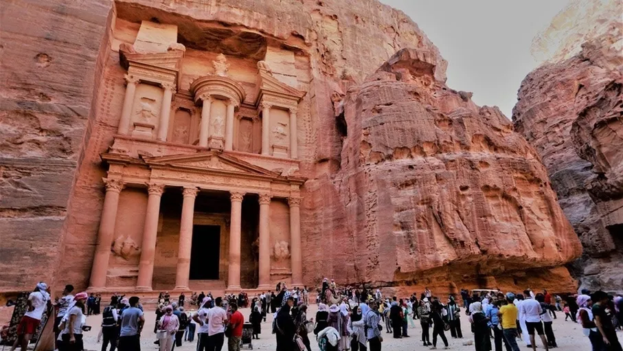 ارتفاع الدخل السياحي مؤشر إيجابي على بدء التحسن التدريجي في أداء القطاع  