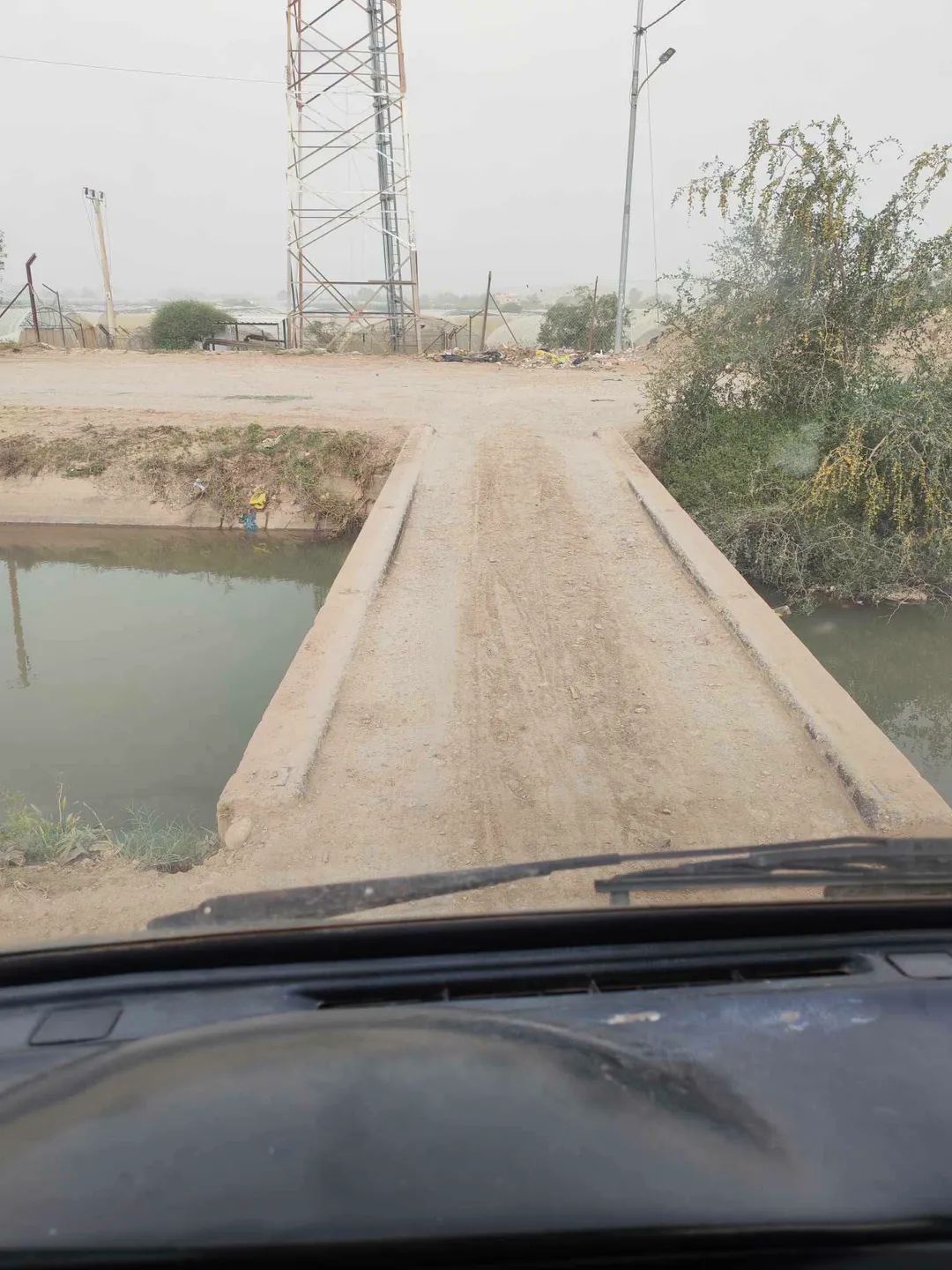 جسر خزما ..  خطر يومي يهدد حياة المارة والمركبات في أبو عبيدة