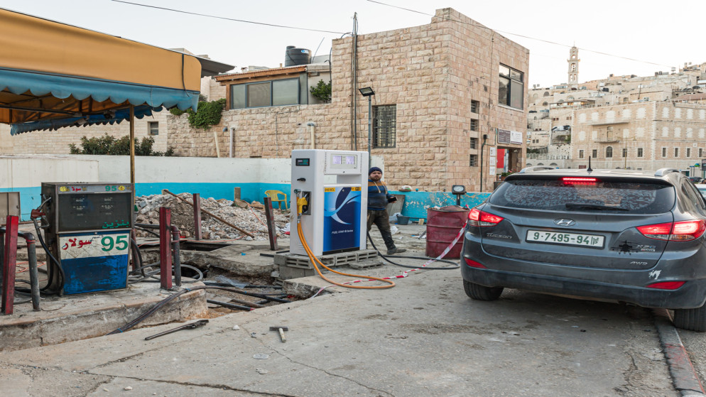 أزمة محروقات في الأراضي الفلسطينية ..  والمالية تعلن استئناف التوريد
