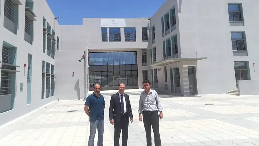 تربية الرمثا تستلم مدرسة جديدة 