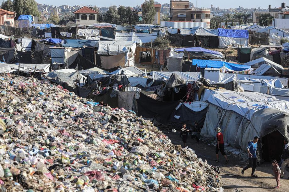 فوق مكب النفايات ..  نازحون من غزة يواجهون الموت والمرض بعد فقدان المأوى 