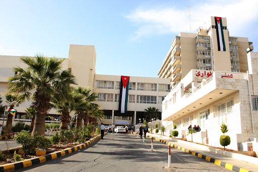 استياء من منع المرضى من الاصطفاف أمام مستشفى الجامعة