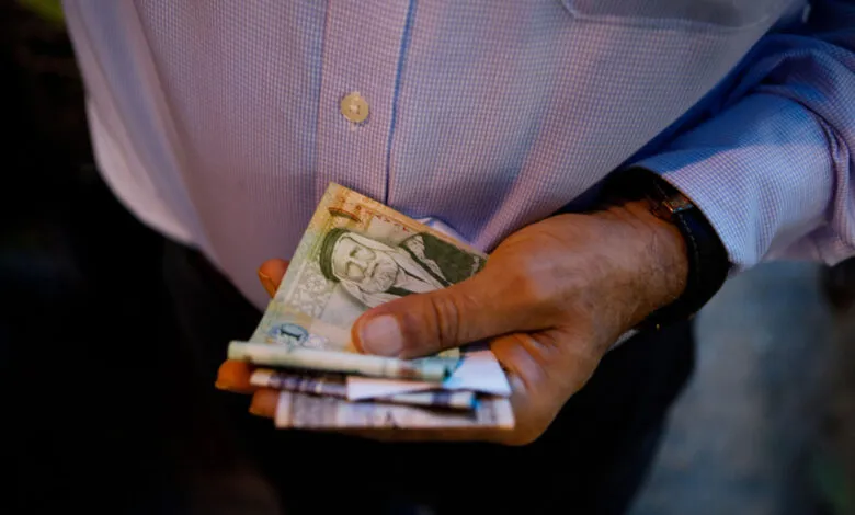 هل تكفي زيادة 10 أو 20 ديناراً في موازنة 2026 لتحسين معيشة الأردنيين؟