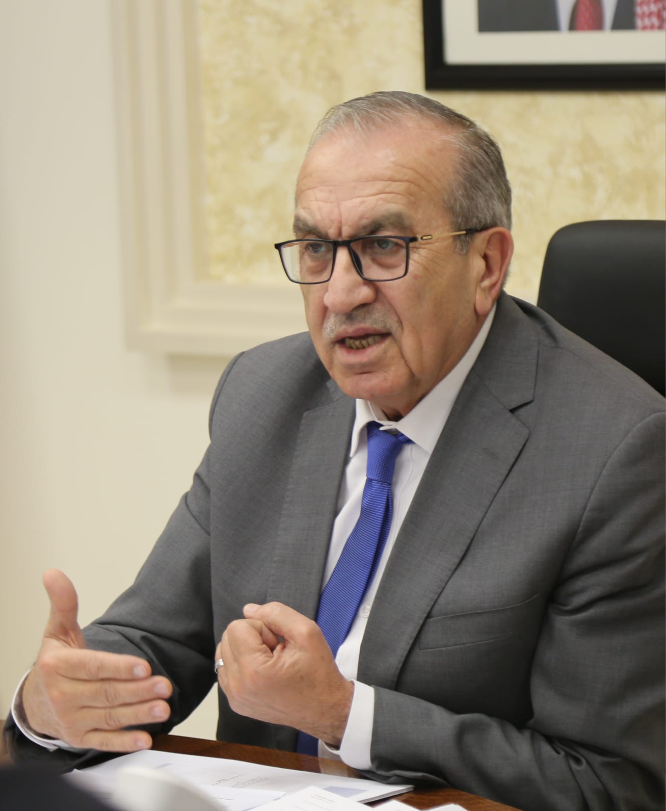 أبو السمن يشدد على تعزيز كفاءة الأداء الميداني وتوفير الاحتياجات اللازمة 