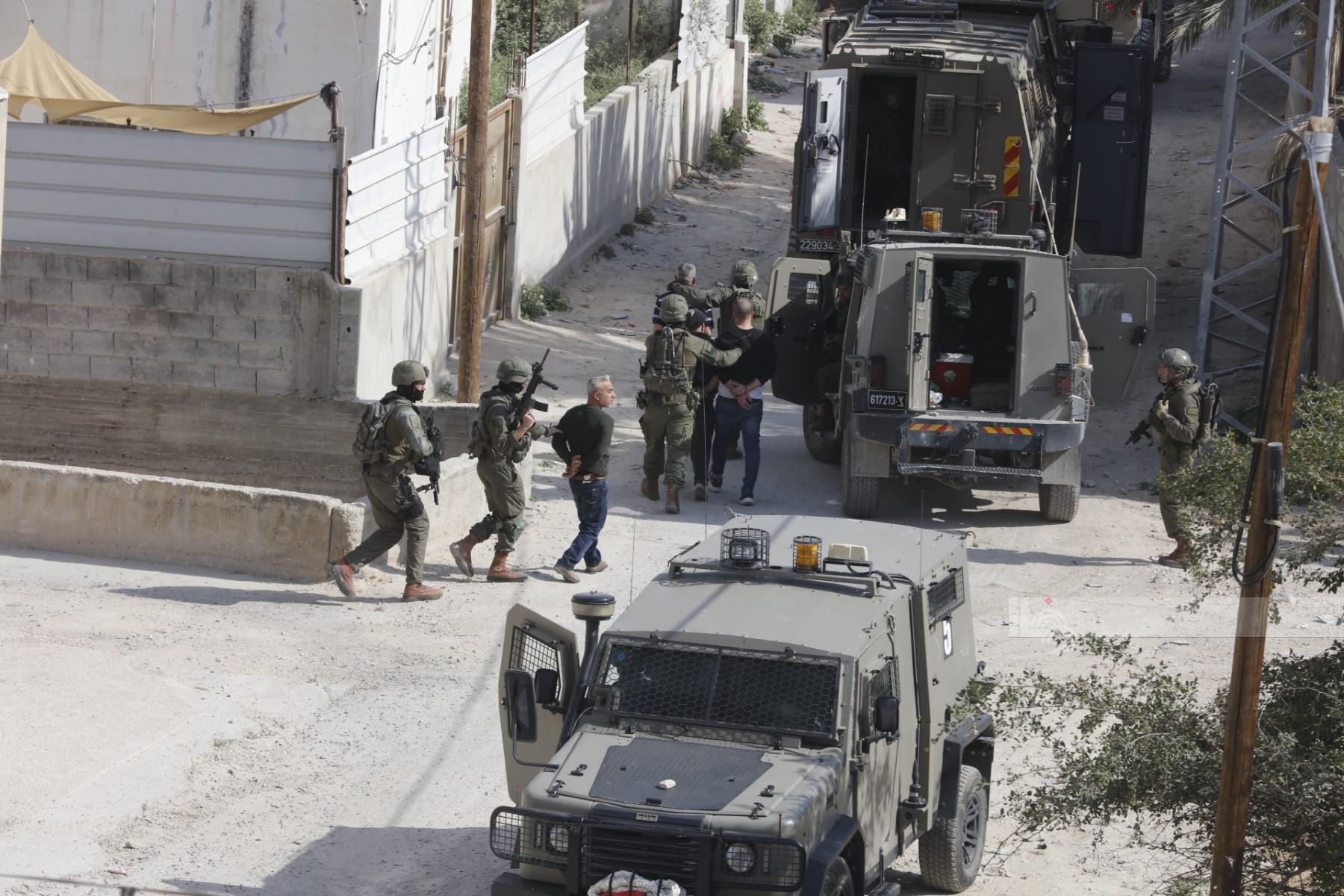 الاحتلال يعتقل 7 فلسطينيين من رام الله والبيرة
