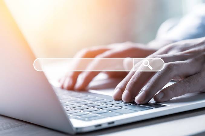 من خلف الشاشة إلى باب المنزل ..  خدمات بلا ضمانات تضع المستهلك أمام المجهول 