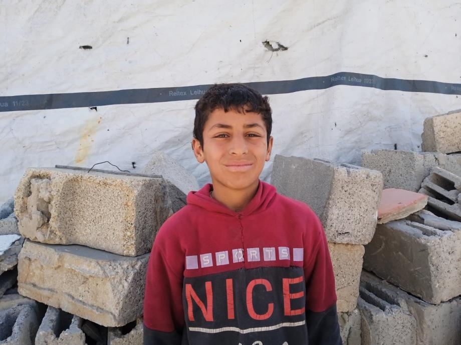 عيدٌ بلا ضحكة ..  كريم يقطع ثلاثة كيلومترات بدراجته حاملًا نبأ استشهاد عائلته  