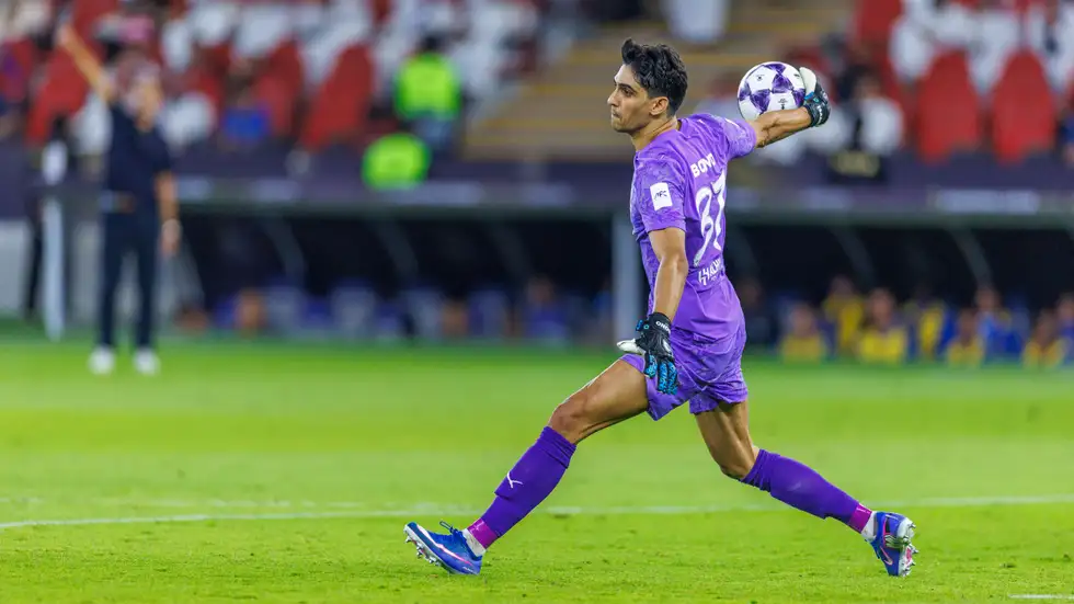 "متواضع ويجب طرده" ..  جماهير الهلال السعودي تنهش عظام ياسين بونو