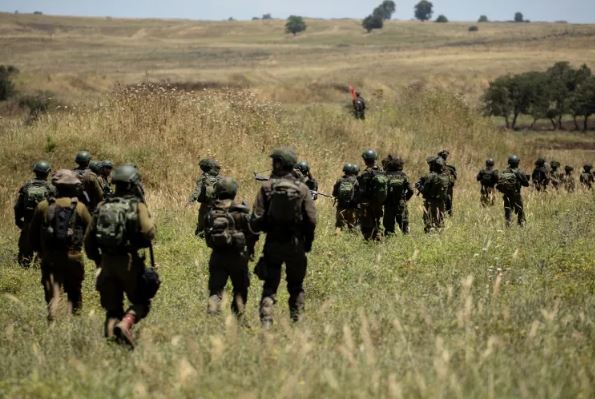 الجيش الإسرائيلي يتوغل في بلدتين جنوبي سوريا تزامنا مع تحليق مسيّرات
