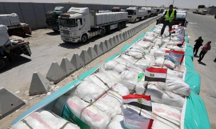 مساعدات مصرية في طريقها لغزة عبر معبر كرم أبو سالم 