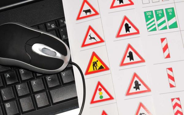 رجل يجتاز اختبار القيادة النظري بعد 139 محاولة