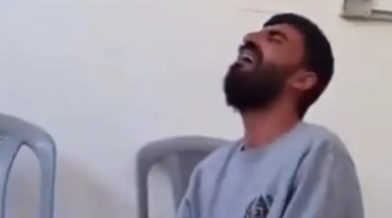 ولادي ماتوا ..  أسير فلسطيني ينهار ويقع على الأرض مرتجفاً