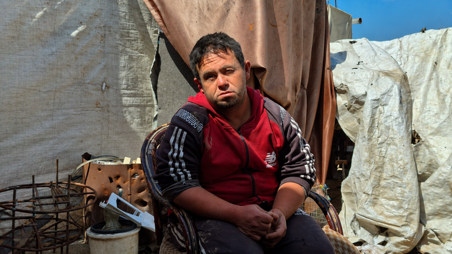 بعد قطع مخصَّصاته ..  محمَّد سالم يواجه الحرب والجوع بإعاقة وظروف قاسية  