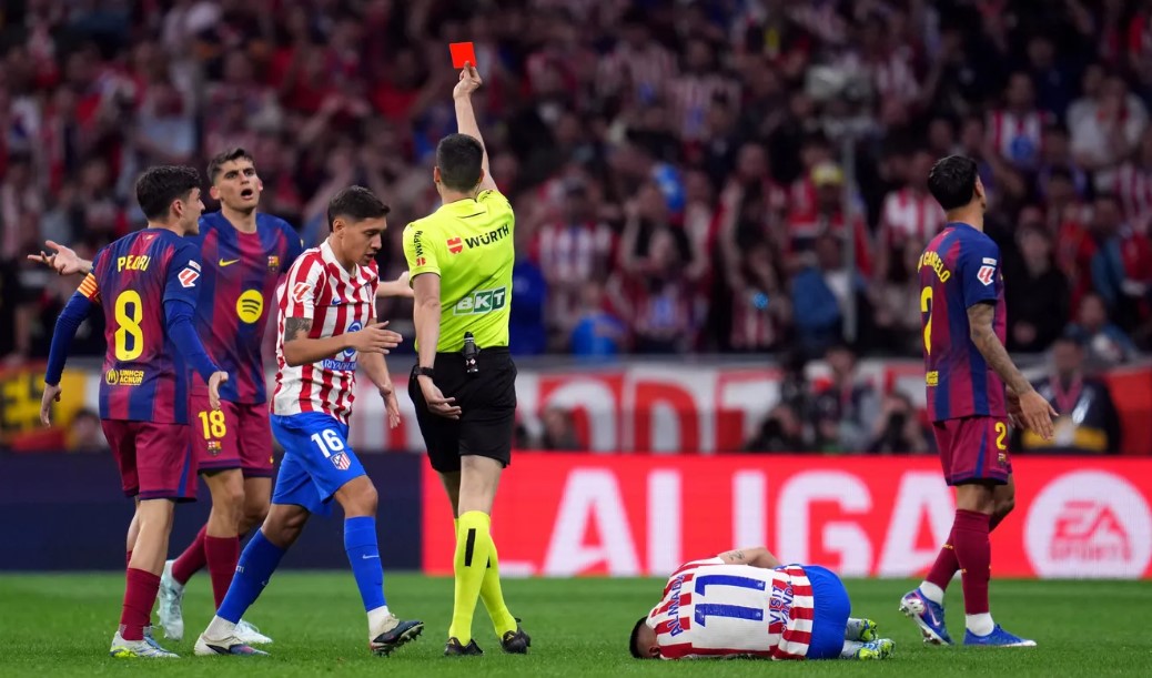 قناة ريال مدريد: هناك يد خفية تتلاعب بالليجا لمجاملة برشلونة 