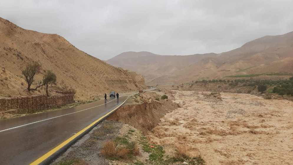 فيضان سد شيظم يتسبب بانجراف مقطع من الطريق الملوكي الطفيلة 