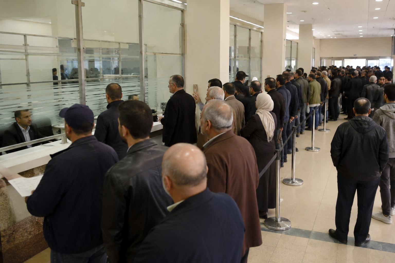 طوابير طويلة في الدوائر الحكومية وسط مطالب بتطوير الخدمات
