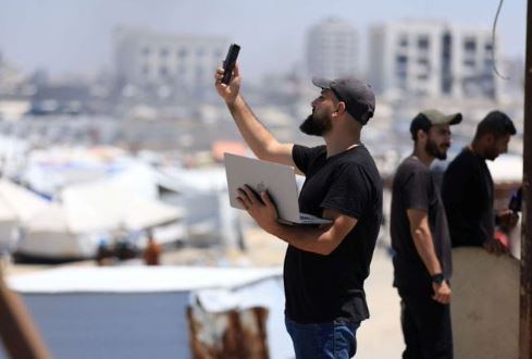 لماذا تقطع إسرائيل الاتصالات عن غزة ثم تعيدها؟ 