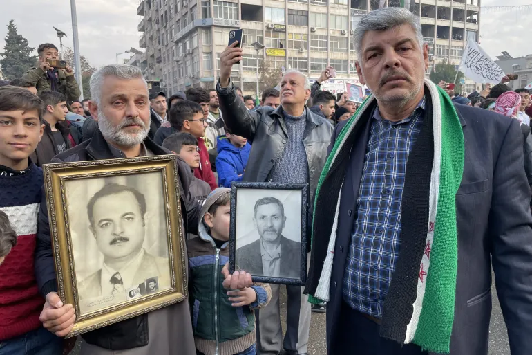 بعد 44 عاما من المجزرة ..  أهالي حماة ينشرون صور أقاربهم الذين قتلهم الأسد