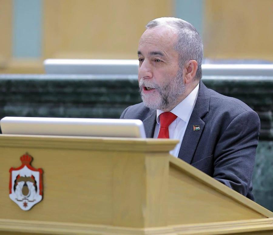 مشوقة يطالب الحكومة بكشف السند القانوني لرسوم نقل ملكية المركبات وتفاصيل احتسابها