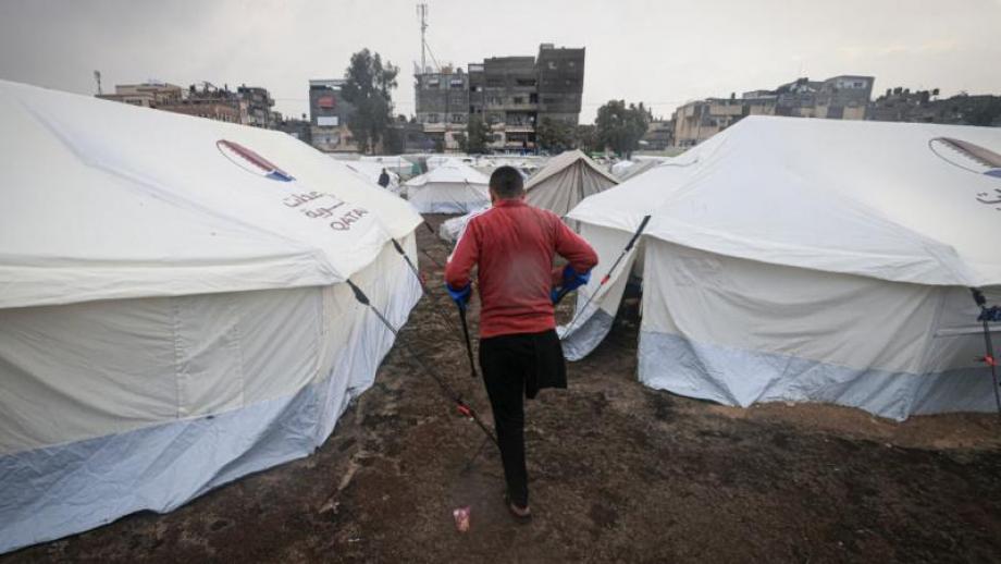 بين الموت والحياة ..  عبد الرؤوف نبهان يكافح لإطعام أبنائه الستة 