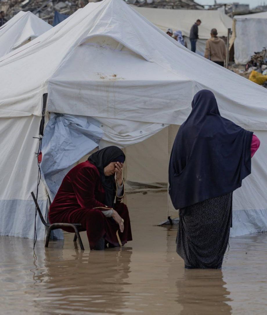 موت بطيء ومعاناة صامتة ..  شتاء غزة يفاقم مأساة جرحى الحرب 