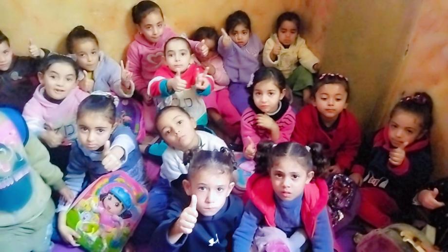 غرفة تتحدَّى الرُّكام ..  حكاية معلِّمة أعادت للطُّفولة دفاترها