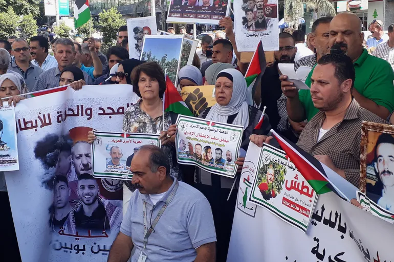 تدهور صحة أسير فلسطيني والاحتلال يدفن جثمان طفل بمقابر الأرقام