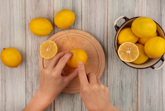 كيف تتخلصين من اصفرار الأظافر بطرق طبيعية من مطبخك؟