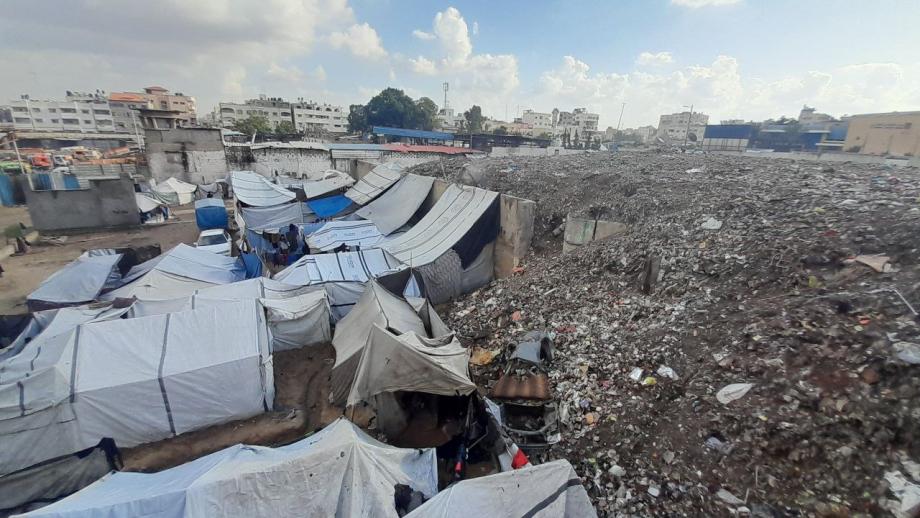 اجتمع عليهم البرد والآفات ..  المدمرة منازلهم تُغرقهم الأمطار والنفايات