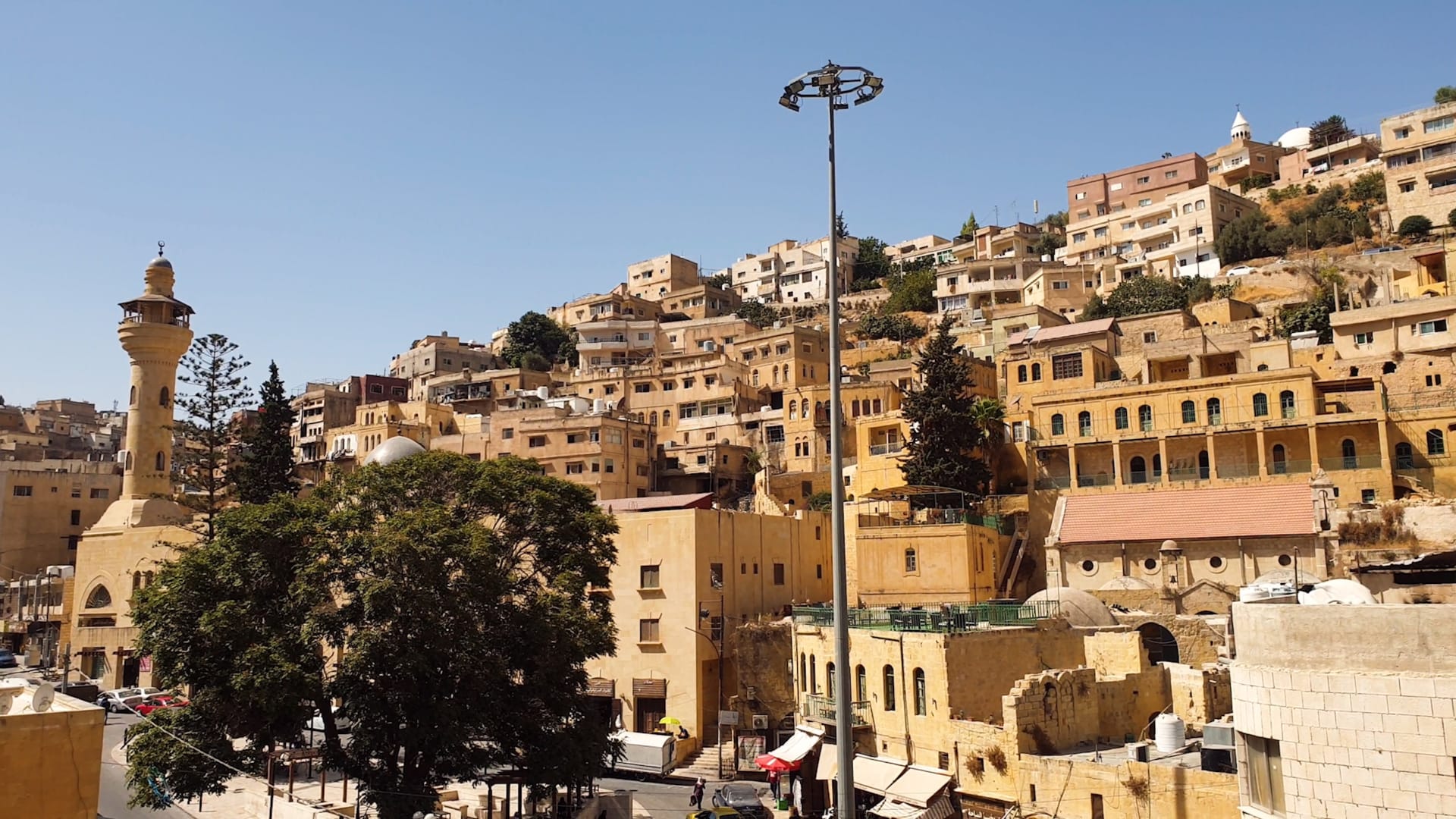 صيانة شوارع حيوية في السلط