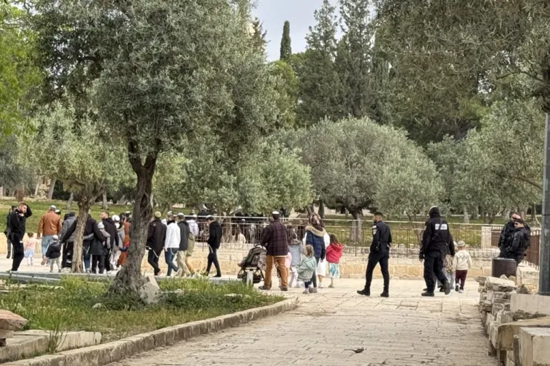 في يوم عرفة ..  مئات المستوطنين يقتحمون المسجد الأقصى