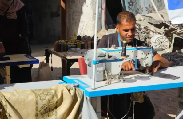 في غزة ..  المهن تتحوَّل إلى أنقاض ومصادر الدَّخل إلى ذكريات 