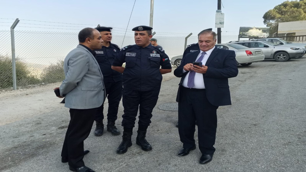 بلدية عجلون تزيل 7 بسطات ومعرّشات عشوائية عند مدخل قلعة عجلون