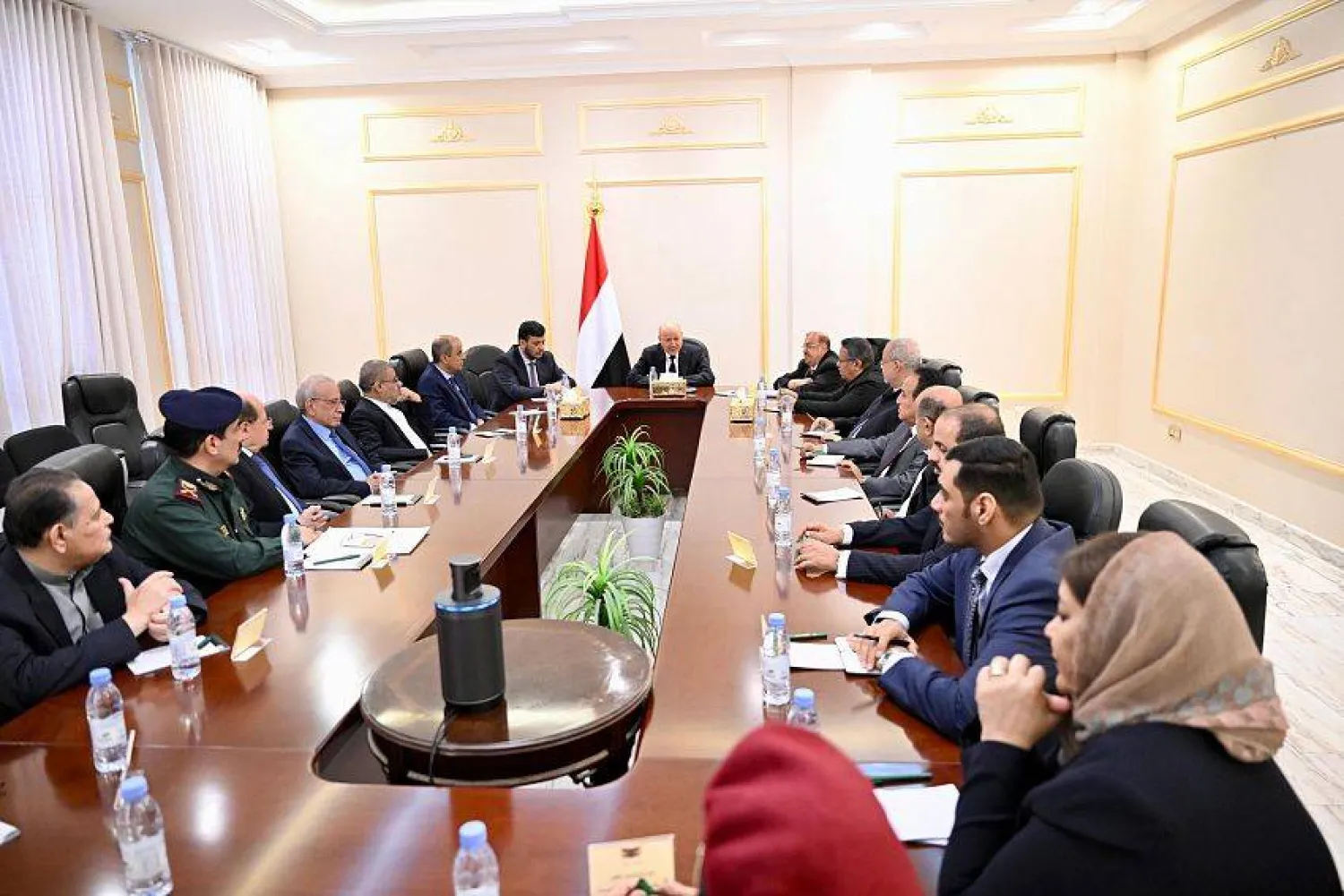 مسؤولان يمنيان : قرارات العليمي لحماية سيادة الدولة