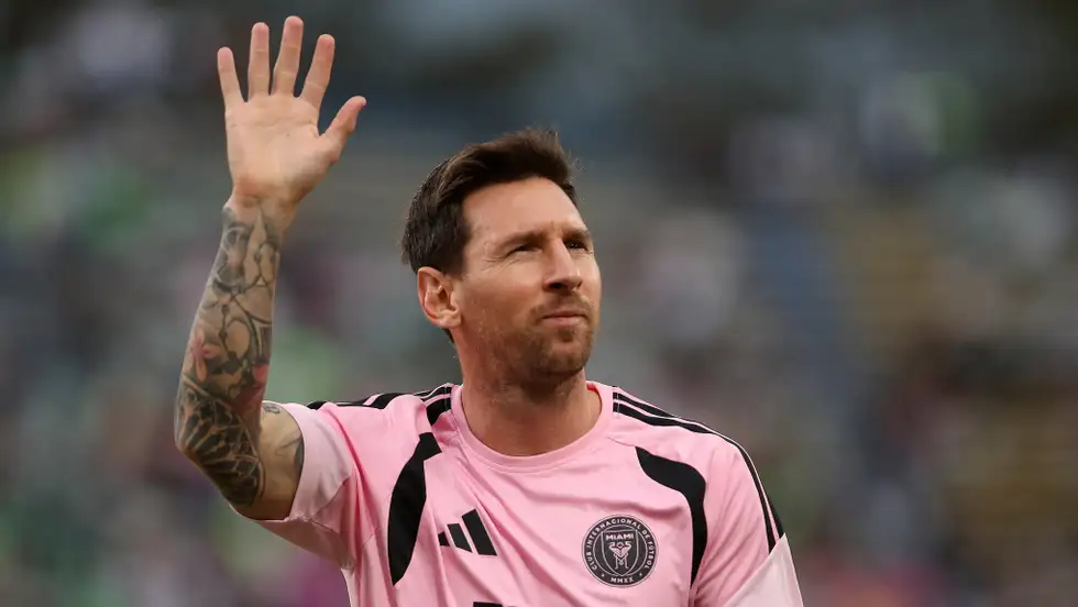 ميسي يتحدى الضباب في لفتة مؤثرة مع طفل