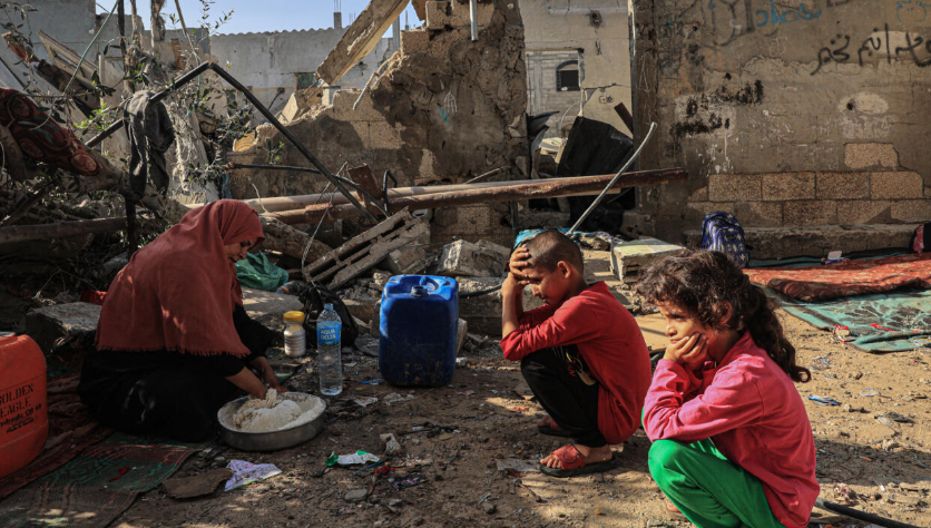 فلسطينيون في غزة يطحنون البقوليات لصنع الخبز
