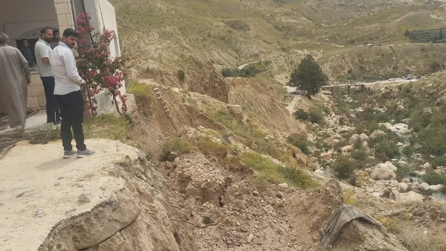 إغلاق مسجد "وادي الهيدان" في ذيبان احترازيا إثر انهيارات ترابية