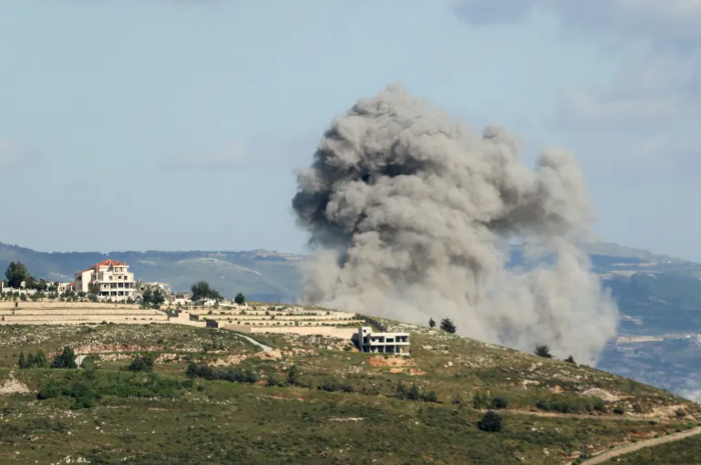 الاحتلال يغير على جنوب لبنان بعد إصابة 4 جنود بصاروخ