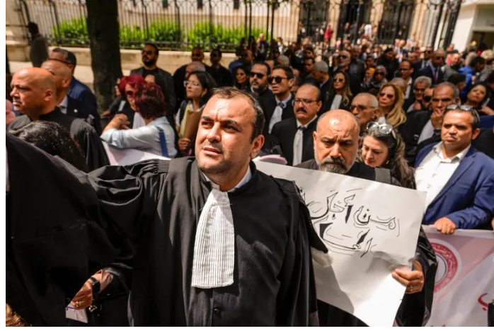 محام تونسي يتعرض للتعذيب أثناء فترة احتجازهh